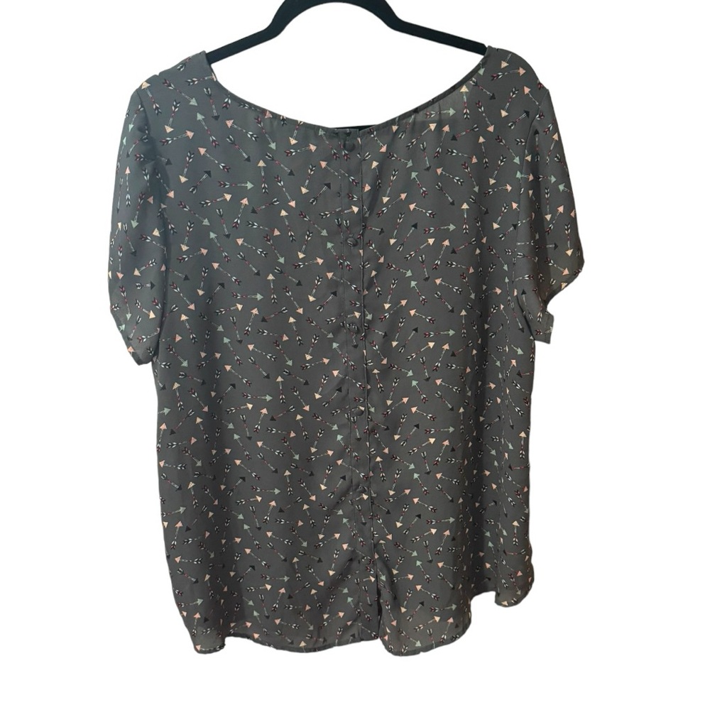 Torrid Abbey Arrow Georgette Button Back Blouse Size 2 2X Short Sleeve Grey - Picture 6 of 12